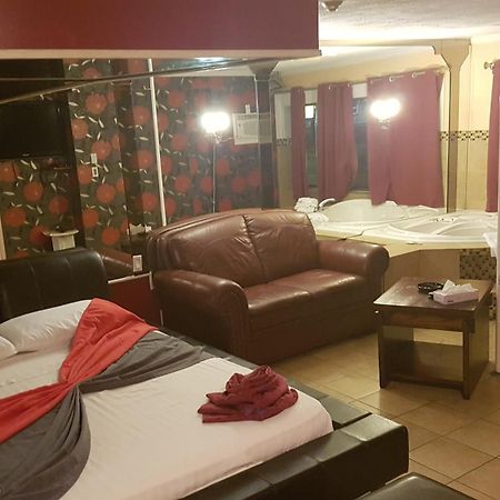 Chomedey Inn Laval Bagian luar foto