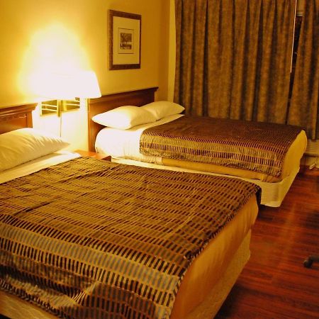 Chomedey Inn Laval Bagian luar foto