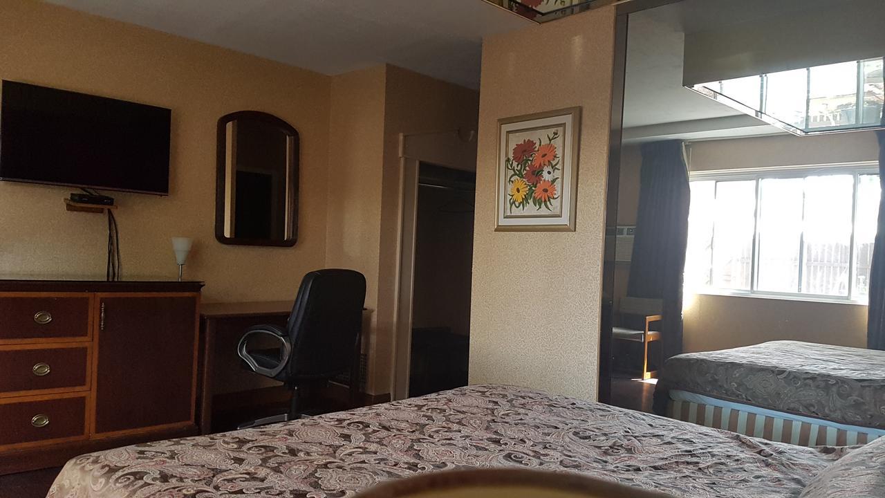 Chomedey Inn Laval Bagian luar foto