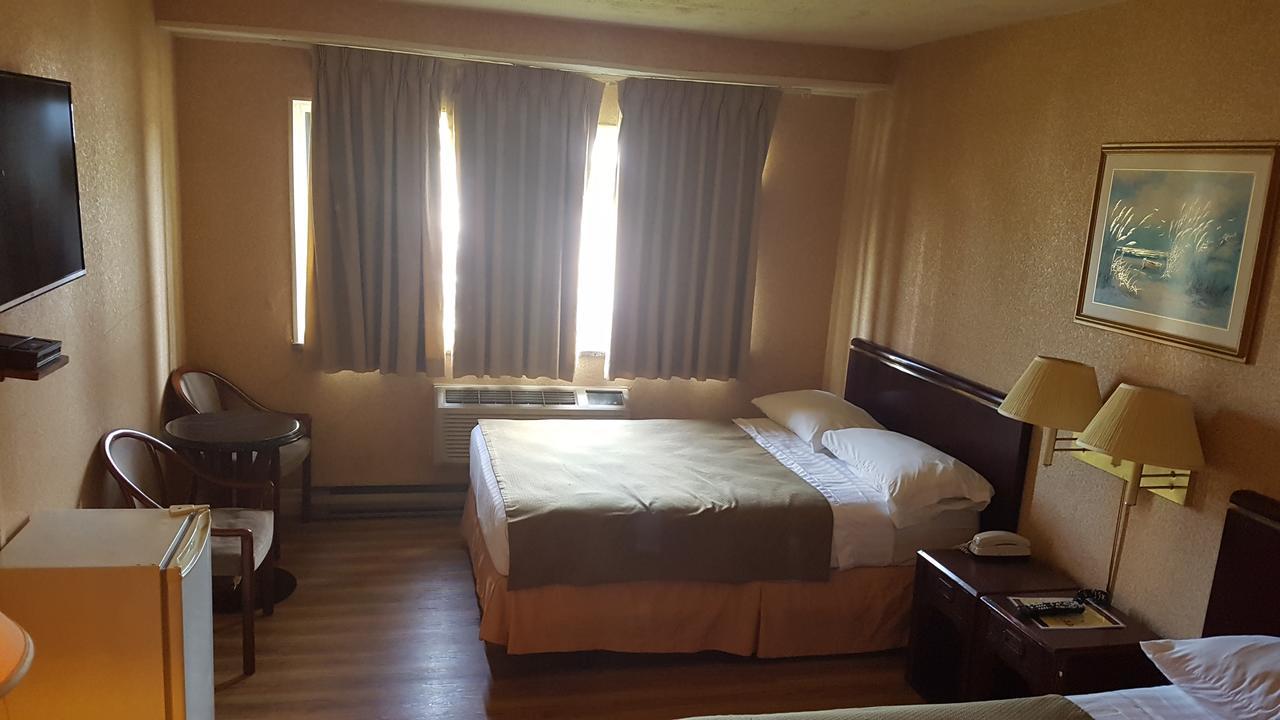Chomedey Inn Laval Bagian luar foto