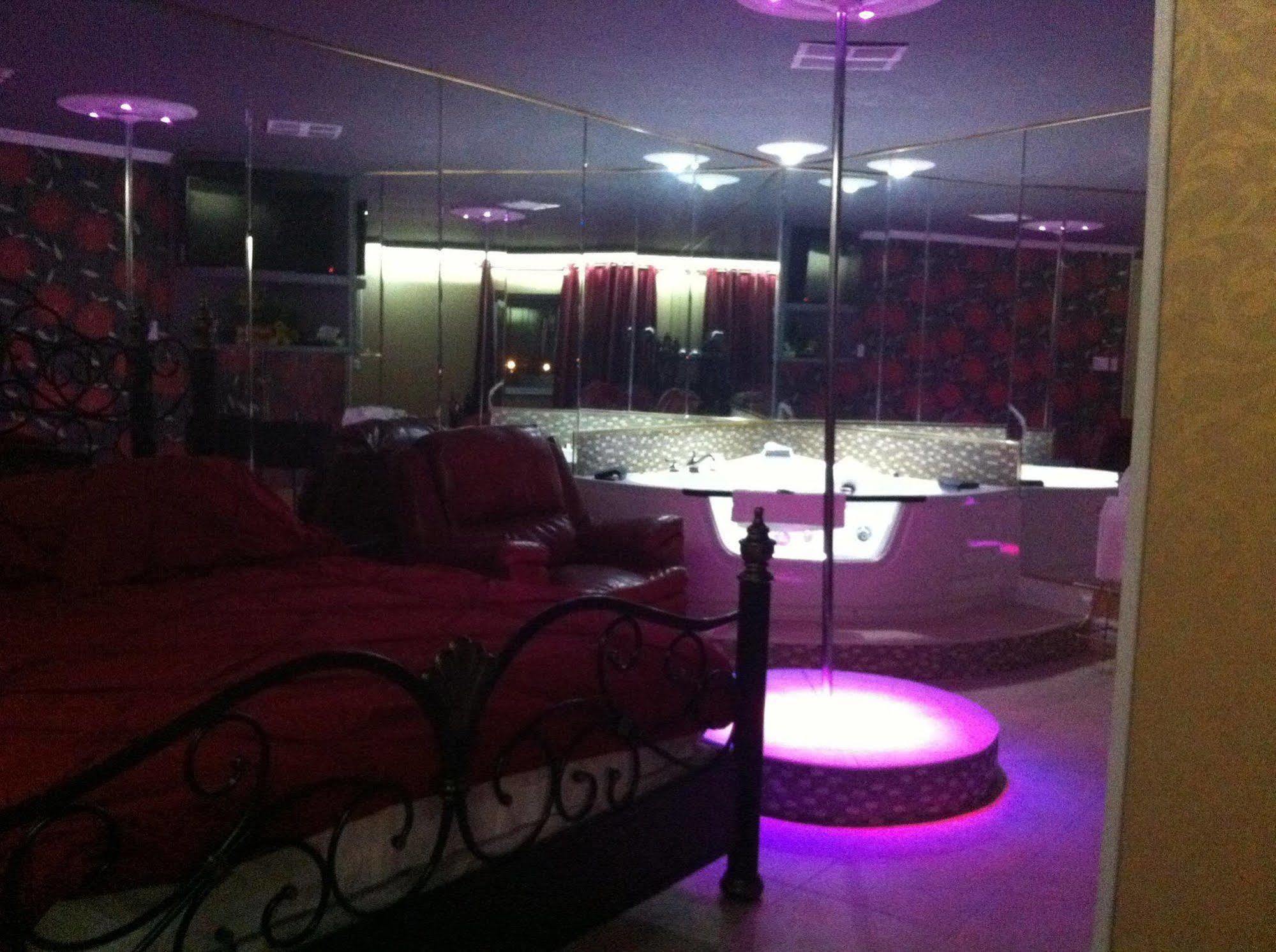 Chomedey Inn Laval Bagian luar foto