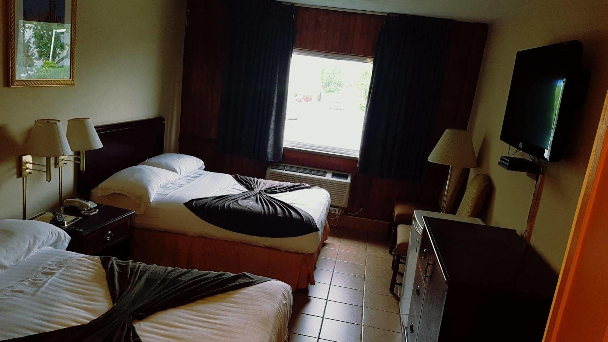 Chomedey Inn Laval Bagian luar foto