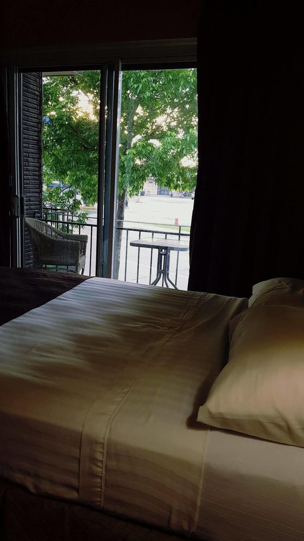 Chomedey Inn Laval Bagian luar foto