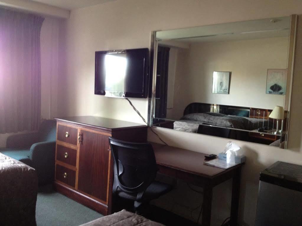 Chomedey Inn Laval Bagian luar foto