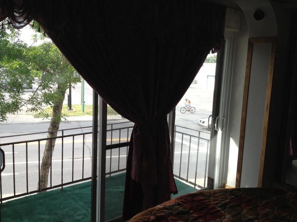 Chomedey Inn Laval Bagian luar foto