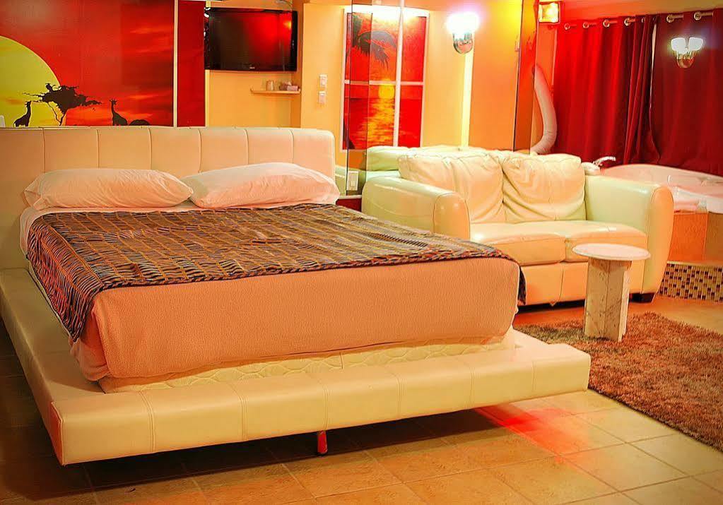 Chomedey Inn Laval Bagian luar foto