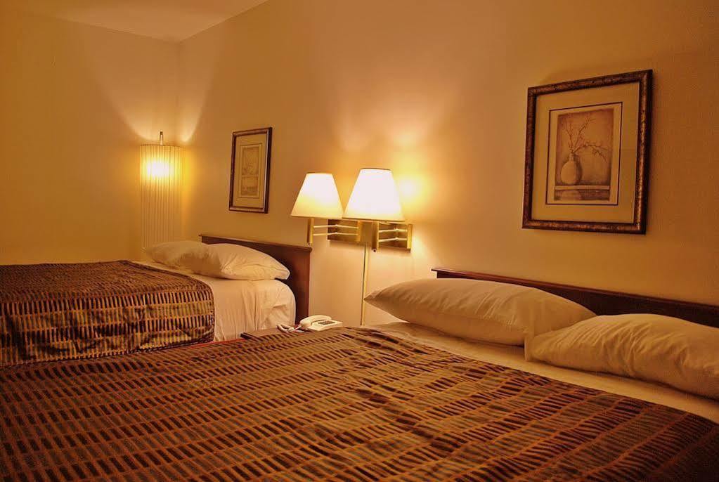Chomedey Inn Laval Bagian luar foto