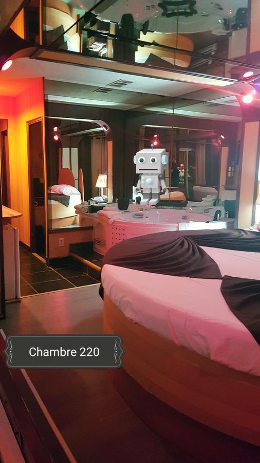 Chomedey Inn Laval Bagian luar foto