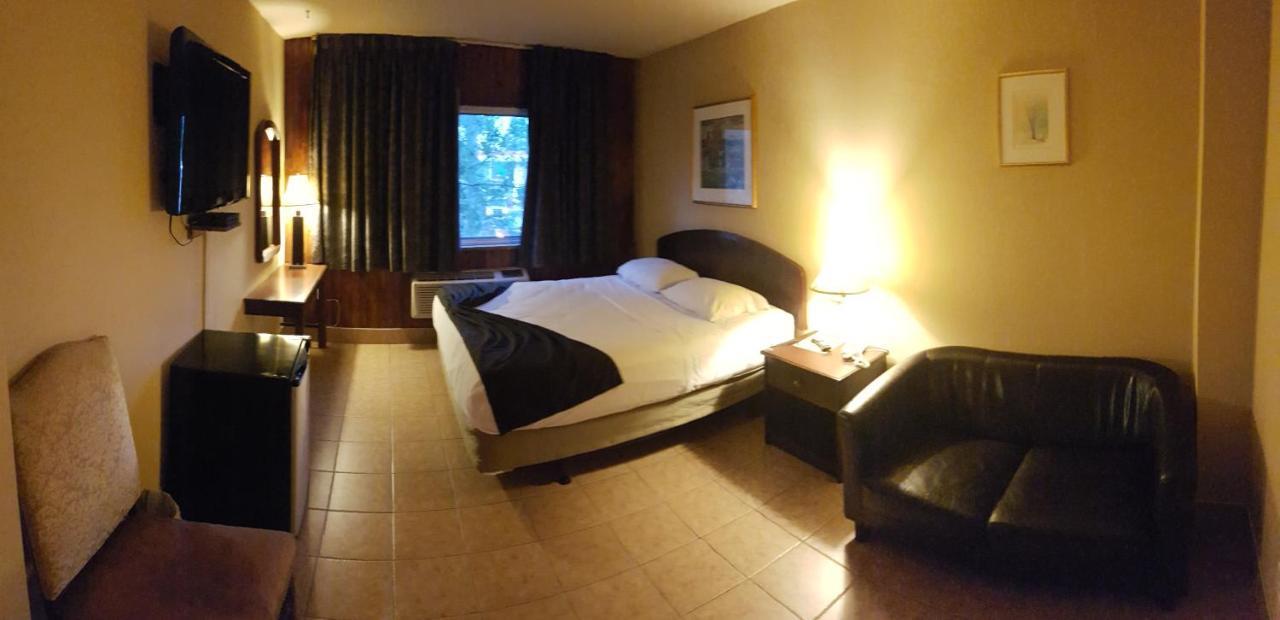 Chomedey Inn Laval Bagian luar foto