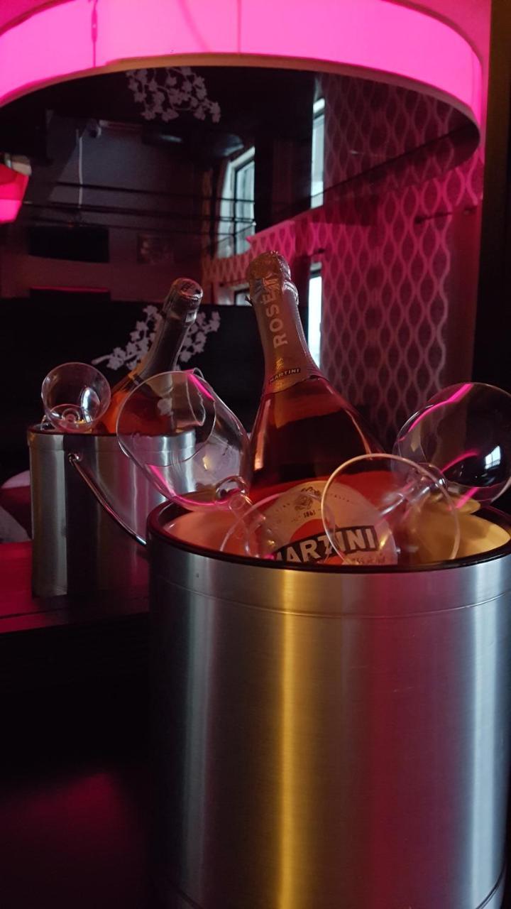 Chomedey Inn Laval Bagian luar foto