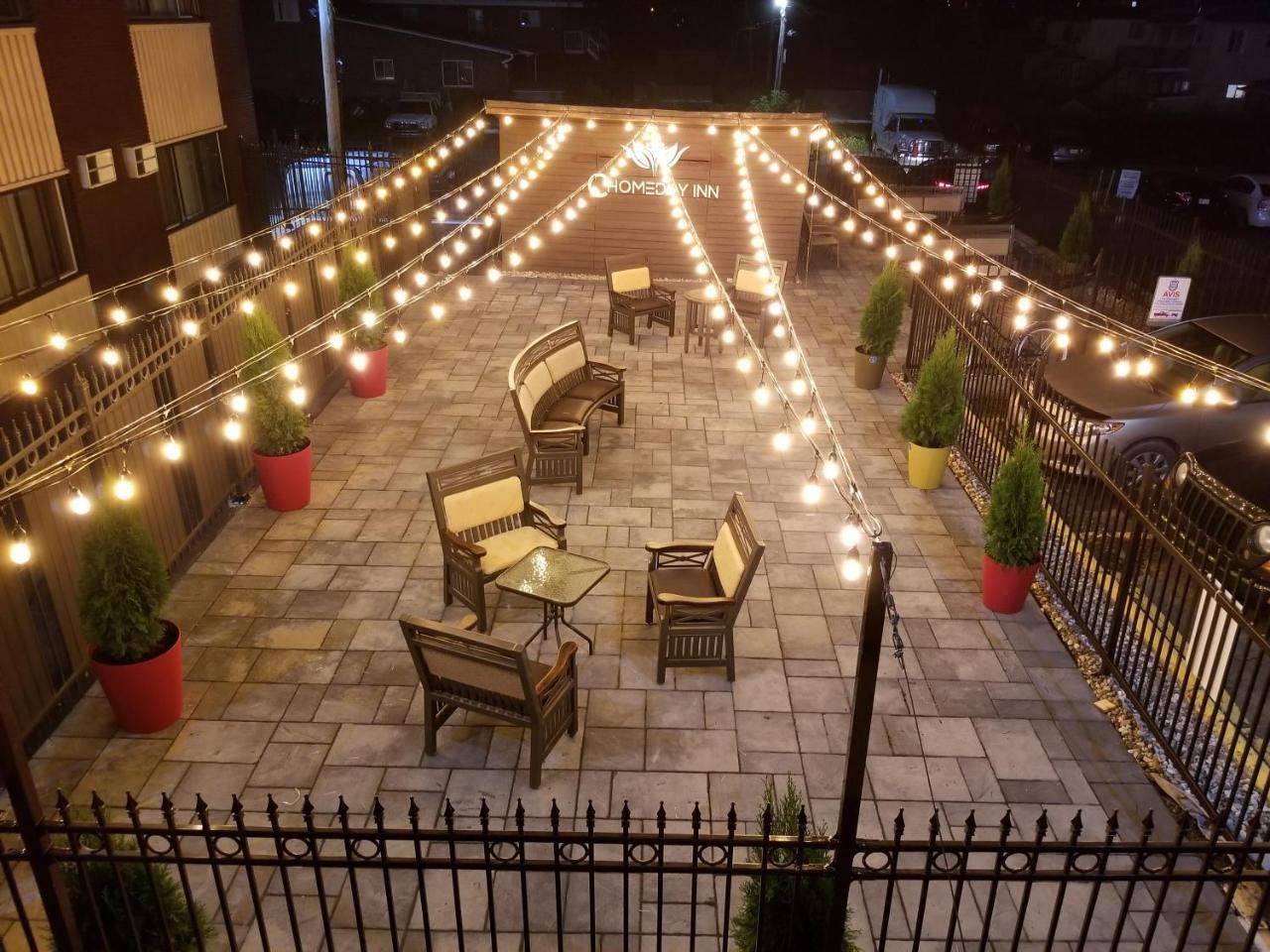 Chomedey Inn Laval Bagian luar foto