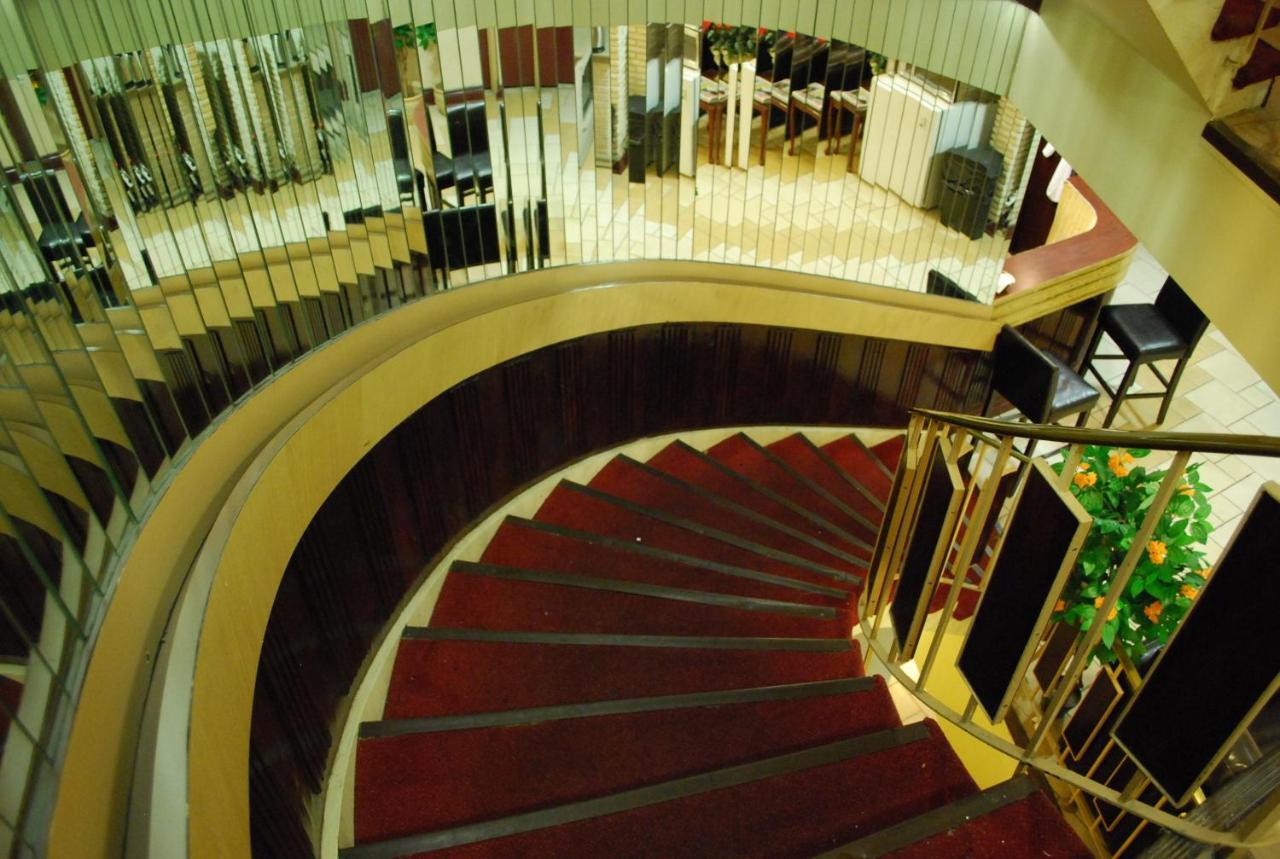 Chomedey Inn Laval Bagian luar foto