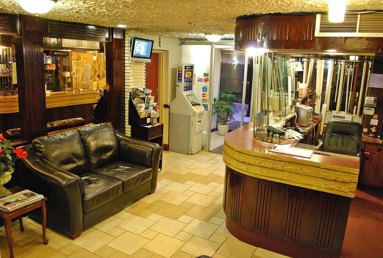 Chomedey Inn Laval Bagian luar foto